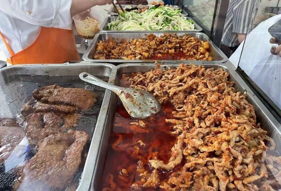 薛之谦最新高清图片及小巷深处的音乐风味小店探索