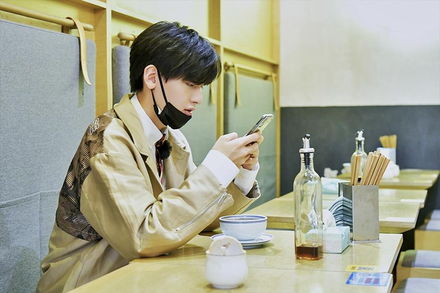 薛之谦最新高清图片及小巷深处的音乐风味小店探索