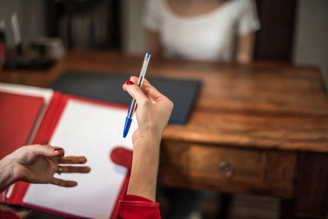 涉黄警示,最新小三被打拔光事件的真相与反思