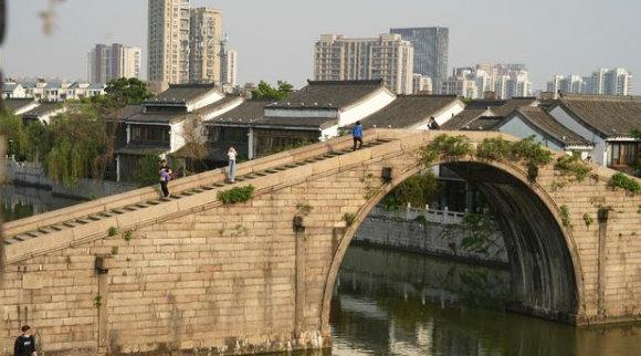 沈阳宝能最新进度揭秘,小巷特色小店惊艳亮相!