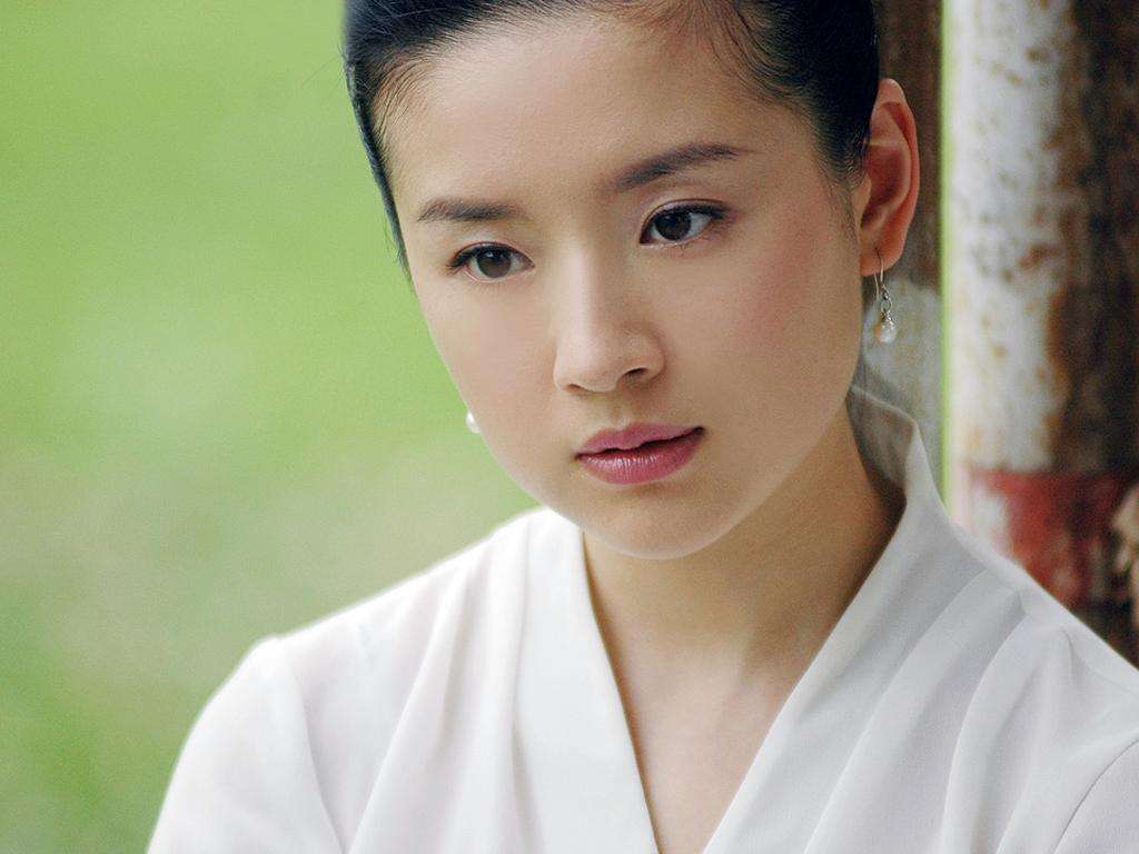 董洁与潘粤明最新动态及小巷中的美食探秘