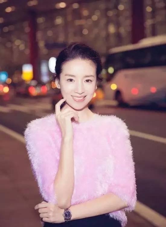 董洁与潘粤明最新动态及小巷中的美食探秘