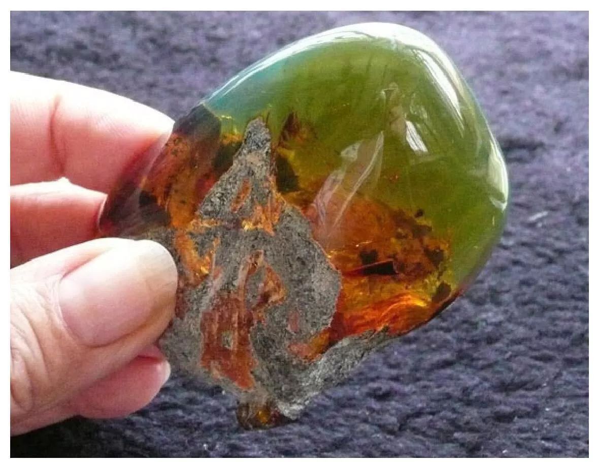 科技重塑璀璨魅力,琥珀原石最新行情与价格分析