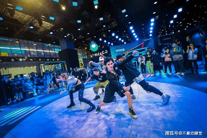 探索内心宁静之旅，最新广场舞与自然共舞