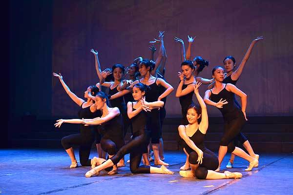 探索内心宁静之旅,最新广场舞与自然共舞