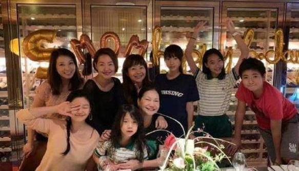 大S最新时尚照片曝光，引领潮流成为公众焦点