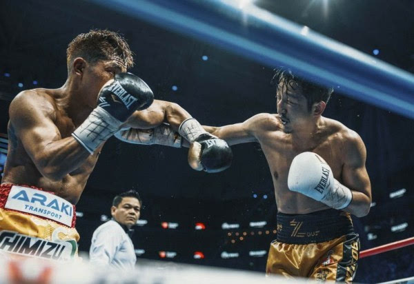 重量级拳击比赛，小巷传奇与特色小店的热血碰撞