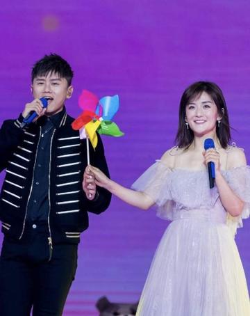 张杰谢娜最新动态,小巷深处的音乐与美食交汇点