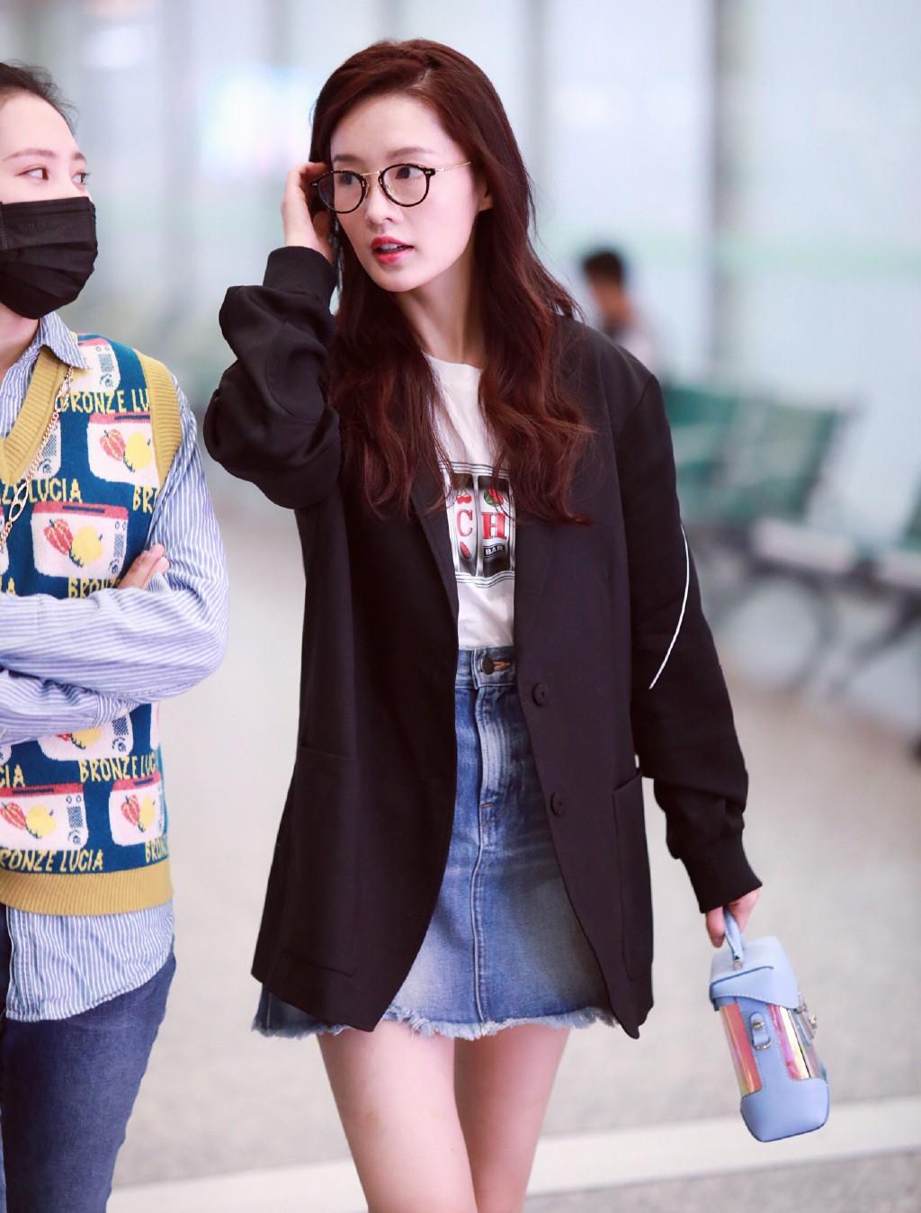 李沁最新机场照，明星风采的瞬间展现