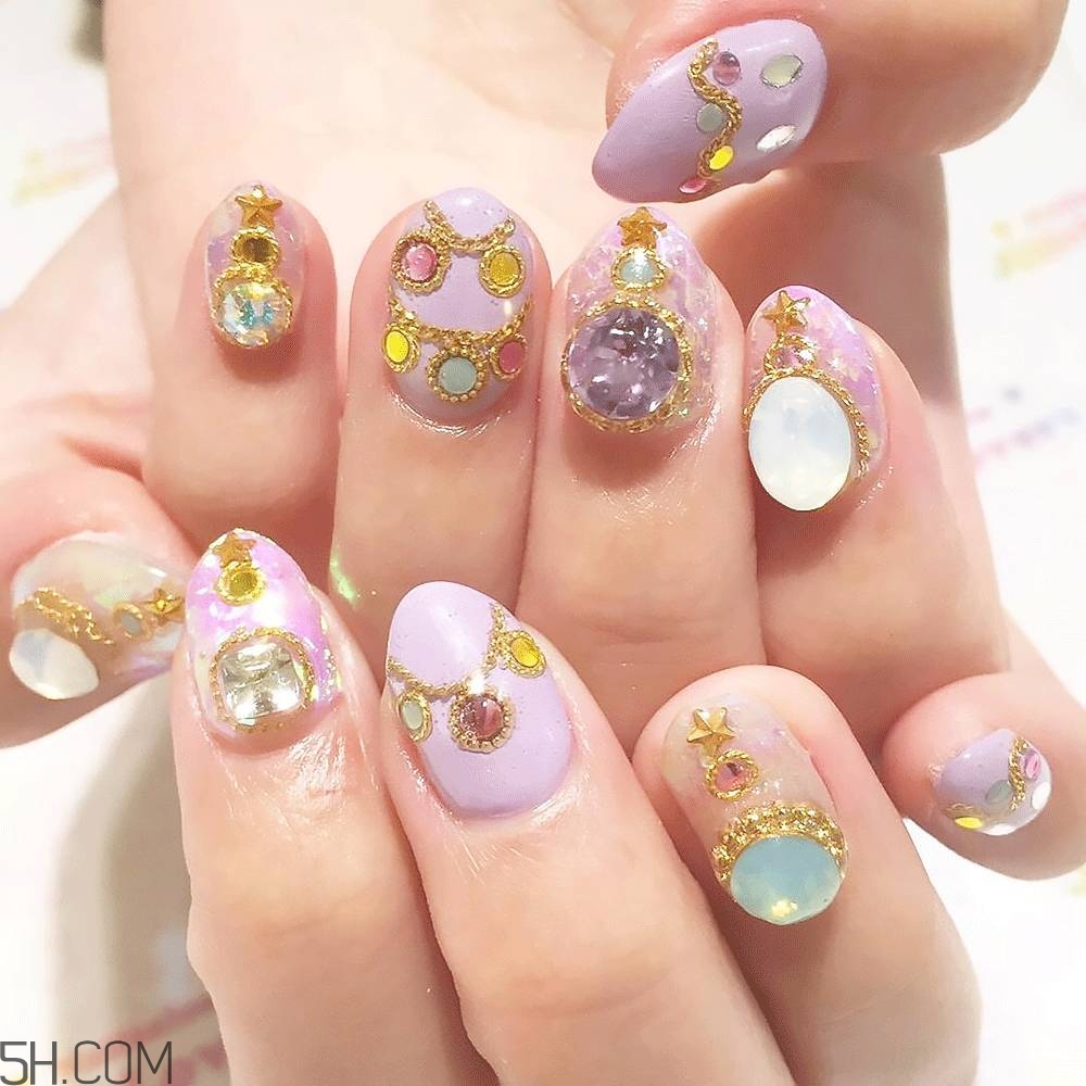 最新美甲潮流,小巷深处的色彩盛宴图片欣赏