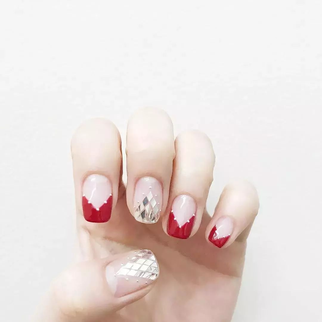 最新美甲潮流,小巷深处的色彩盛宴图片欣赏