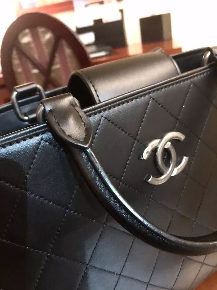 LV最新款包包图片2015,小巷深处的时尚探索