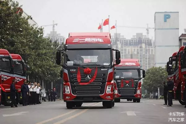三一重卡最新图片展示,小巷深处的重卡风采
