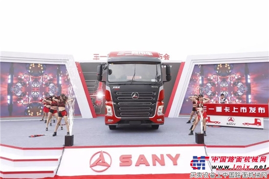 三一重卡最新图片展示,小巷深处的重卡风采