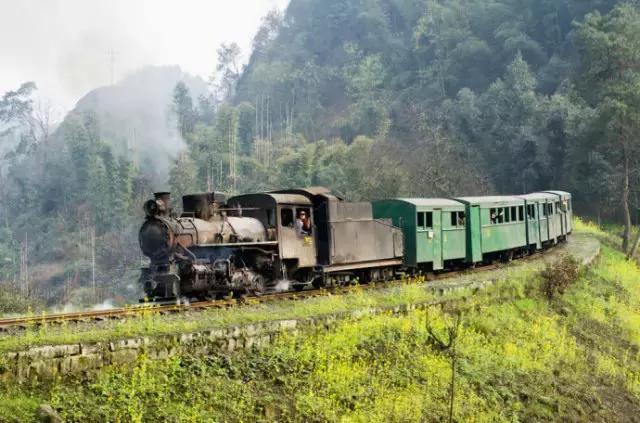 遵小铁路最新动态,小巷深处的铁路风情与独特小店魅力