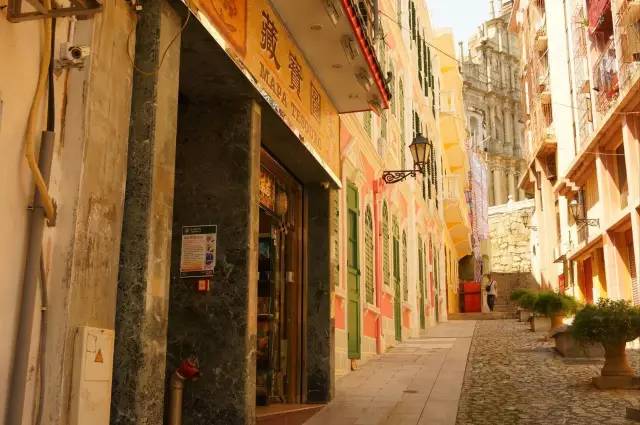 遵小铁路最新动态,小巷深处的铁路风情与独特小店魅力