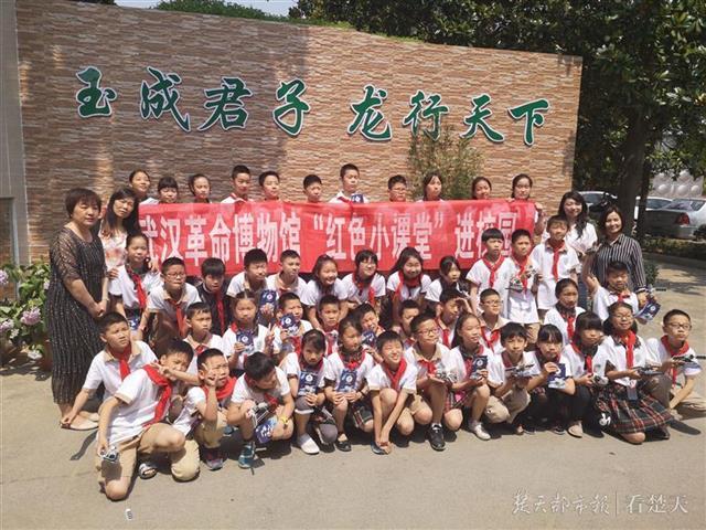 武汉地铁五号线最新高科技产品介绍亮相