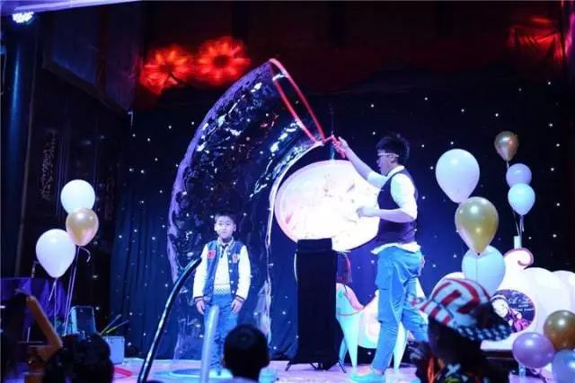 小巷深处的梦幻乐园,激烈吹泡泡比赛开启!