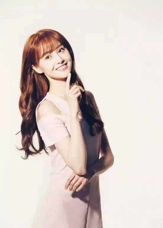 闫盼盼最新形象照，小巷深处的独特风采与隐藏的特色小店风采展示