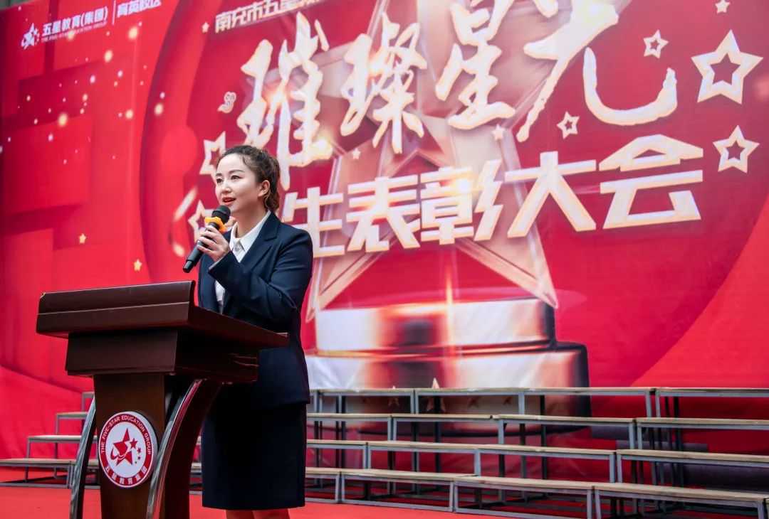 董祺，星光熠熠，演技非凡的璀璨之星