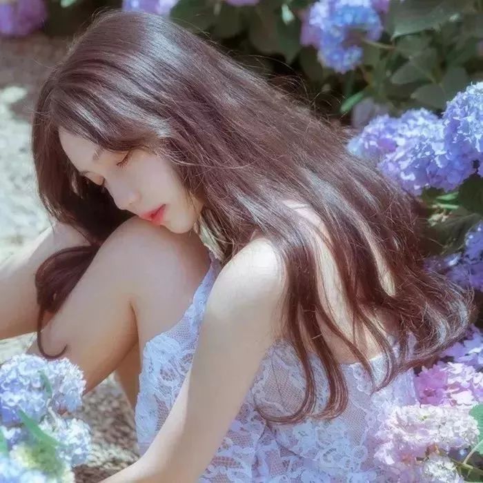 科技之美与个性重塑，2025年QQ女生头像最新款
