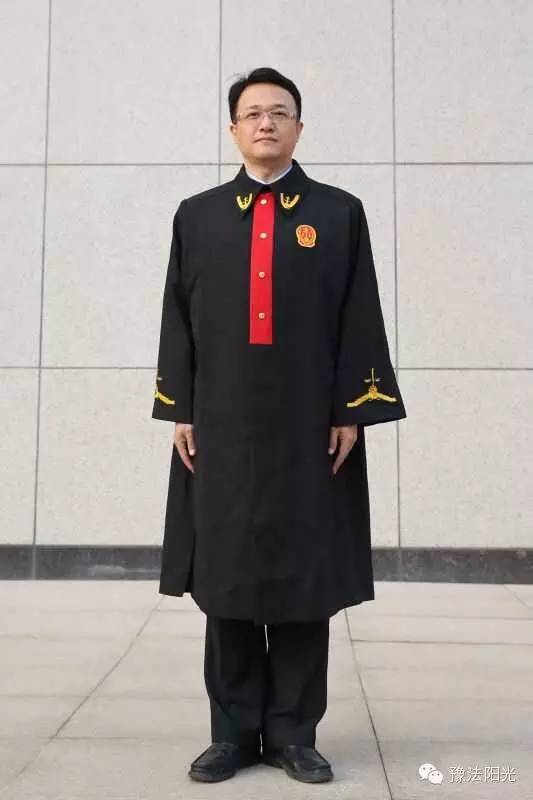 最新法官着装亮相，与自然美景的心灵之旅之旅