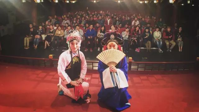 京剧演员王佩瑜，舞台之星与生活中的温暖友情
