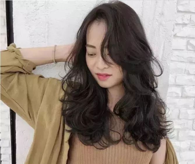 最新女生烫发发型大盘点，时尚变迁中的多样选择与潮流解析
