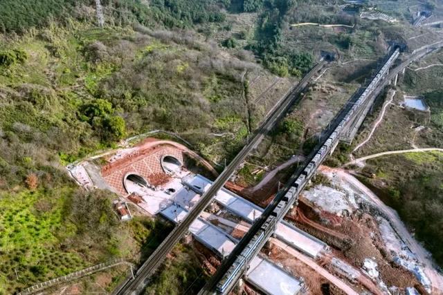 叙毕铁路最新动态，情怀小巷与美食奇遇的铁路之旅