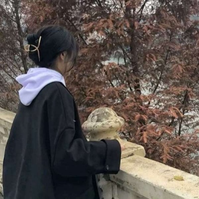 巷弄隐秘小店中的最新女头像背影探索